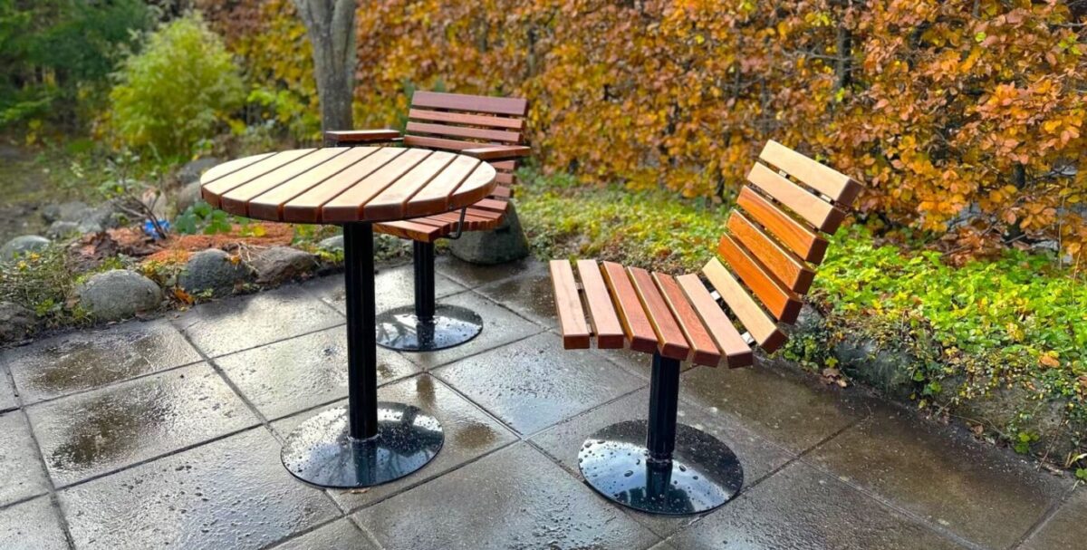 Comodo cafe stole med bord beklædt med mahogni planker