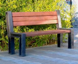 Hyde Park bænk - en klassisk park bænk i genbrugsplast i en kvadrat udførsel