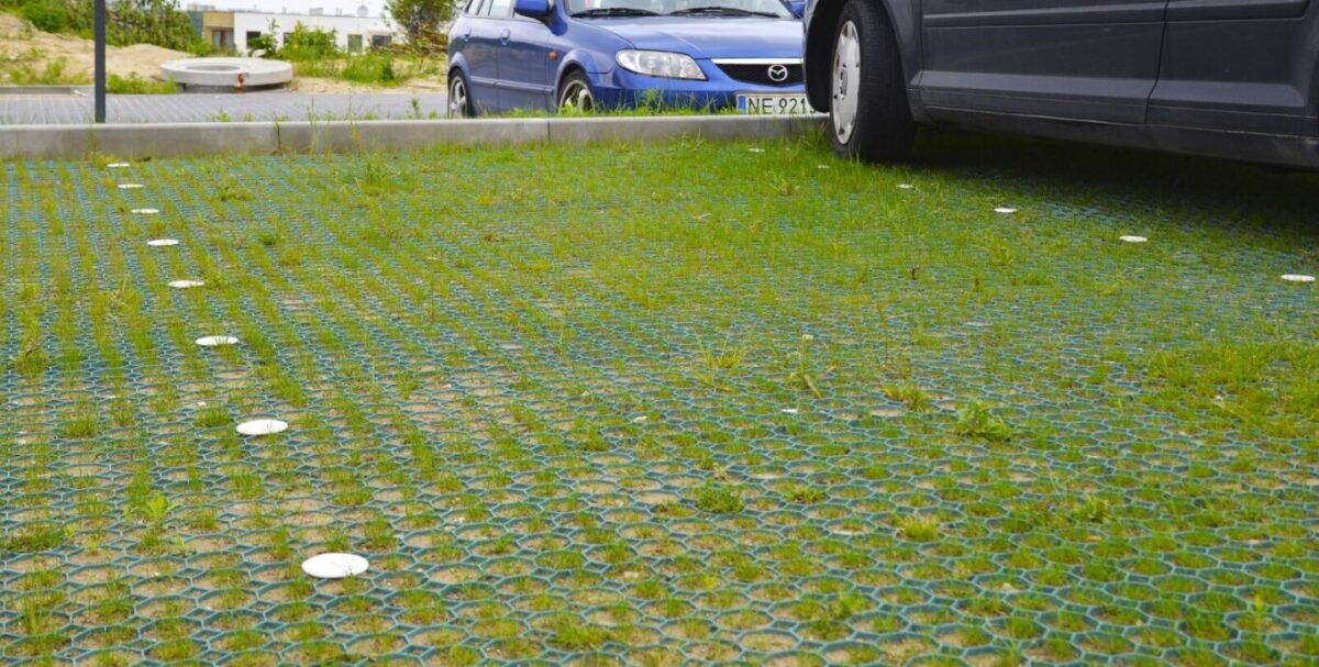 Rustfri vejsøm (markeringssøm) med refleksbånd og rustfri spyd på plast armering på parkeringsplads