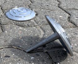 vejsøm (markeringssøm) i aluminium med refleksbånd og rustfri spyd på parkeringsplads til vejmarkering eller p-pladser