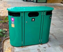 en stor skraldespand i galvaniseret stål til affaldssortering