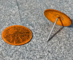 corten vejsøm (markeringssøm) med refleksbånd og rustfri spyd på parkeringsplads til vejmarkering eller p-pladser