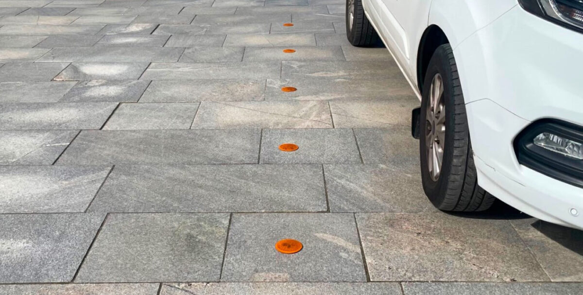 corten vejsøm (markeringssøm) med refleksbånd og rustfri spyd på parkeringsplads til vejmarkering eller p-pladser