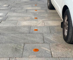corten vejsøm (markeringssøm) med refleksbånd og rustfri spyd på parkeringsplads til vejmarkering eller p-pladser