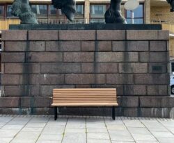 aarhus parkbænk med egetræ stave