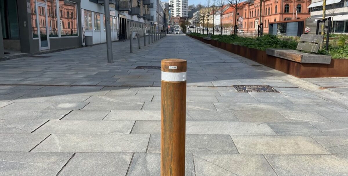 corten pullert i klassisk design med hvid refleks og rund top