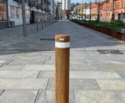 corten pullert i klassisk design med hvid refleks og rund top