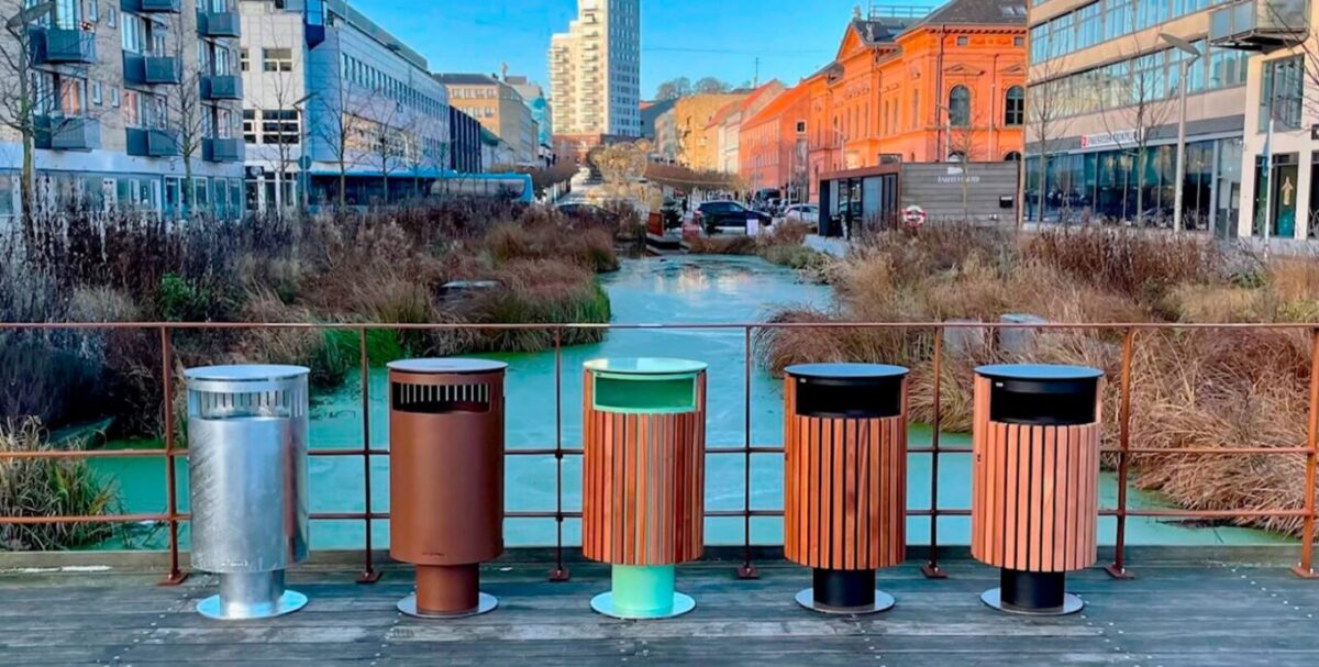 Affaldsbeholder i stål på søjle med mahogni stave, Cattura 70 liter – flere forskellige malet CATTURA på søjle med træ