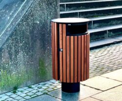 CATTURA på søjle med træ, Cattura 70 liter – en ekstra elegant løsning til kommuner