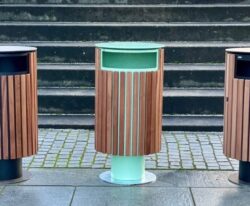 Affaldsbeholder i stål på søjle med mahogni stave, Cattura 70 liter – en ekstra elegant løsning til kommuner med mahogni stave som beklædning