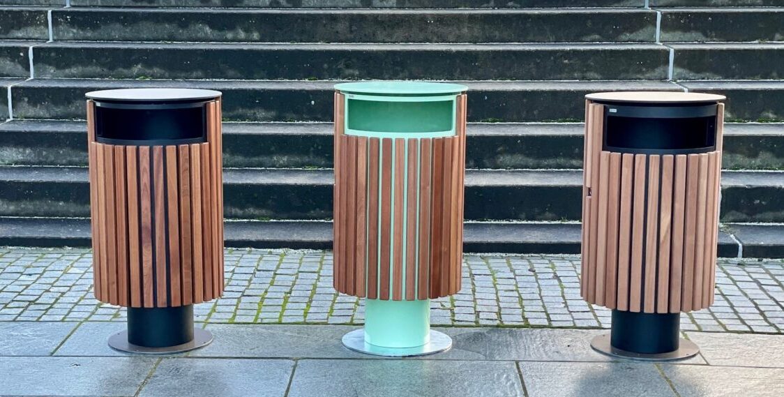 Affaldsbeholder i stål på søjle med mahogni stave, Cattura 70 liter – en ekstra elegant løsning til kommuner med mahogni stave som beklædning
