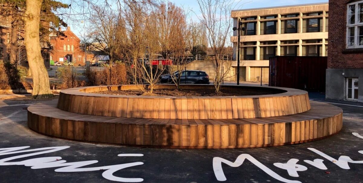 Cirkelbænk med ryg og 8mm corten bagplade , Marie Mørk skolen