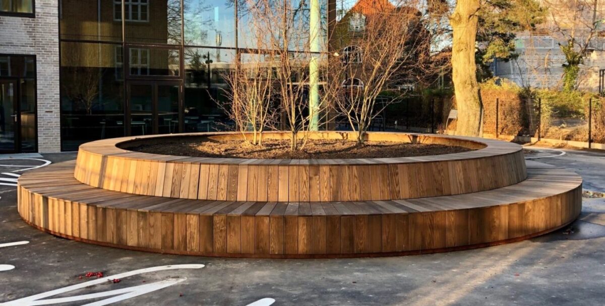 Cirkelbænk med ryg og 8mm corten bagplade , Marie Mørk skolen
