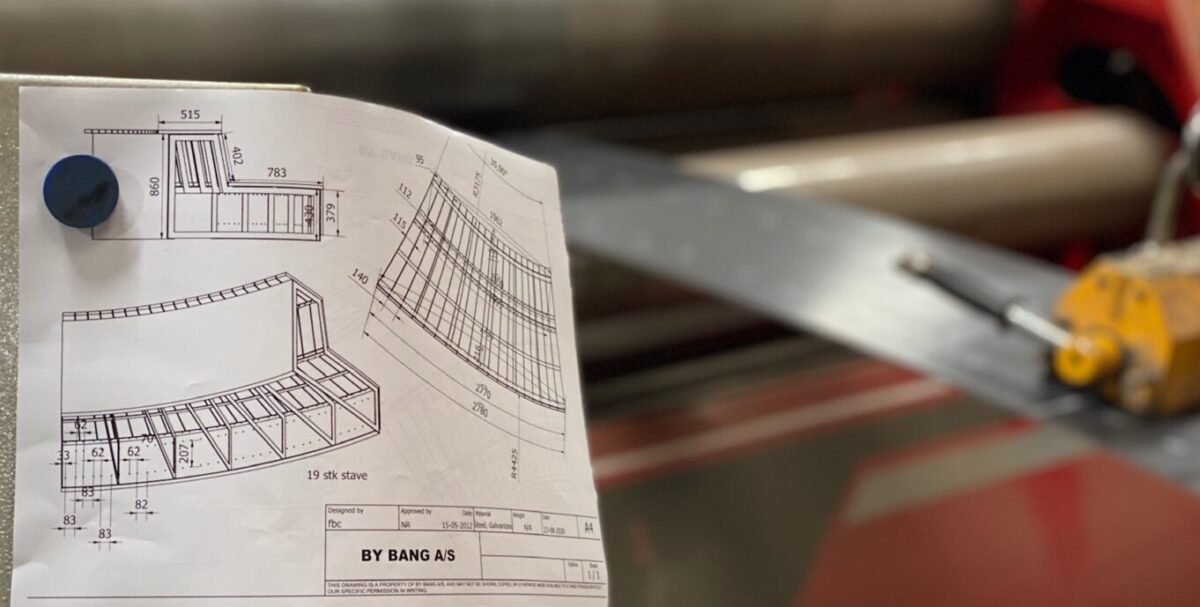Cirkelbænk med ryg og 8mm corten bagplade , skelet konstruktion beklædt med aske stave