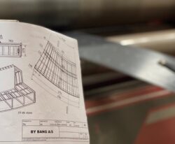 Cirkelbænk med ryg og 8mm corten bagplade , skelet konstruktion beklædt med aske stave