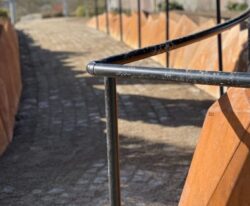 ny corten stensætning ved Elev Kirke, et moderne design fra By Bang