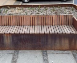 Plantekasser i cortenstål med indbyggede bænke og plads til planter, placeret på Frederiksberg