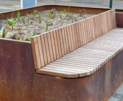 Plantekasser i cortenstål med indbyggede bænke og plads til planter, placeret på Frederiksberg