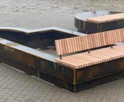 Hillerød møbler, special corten bænk med mahogni sæder og ryg, blomsterbed i indercirkel