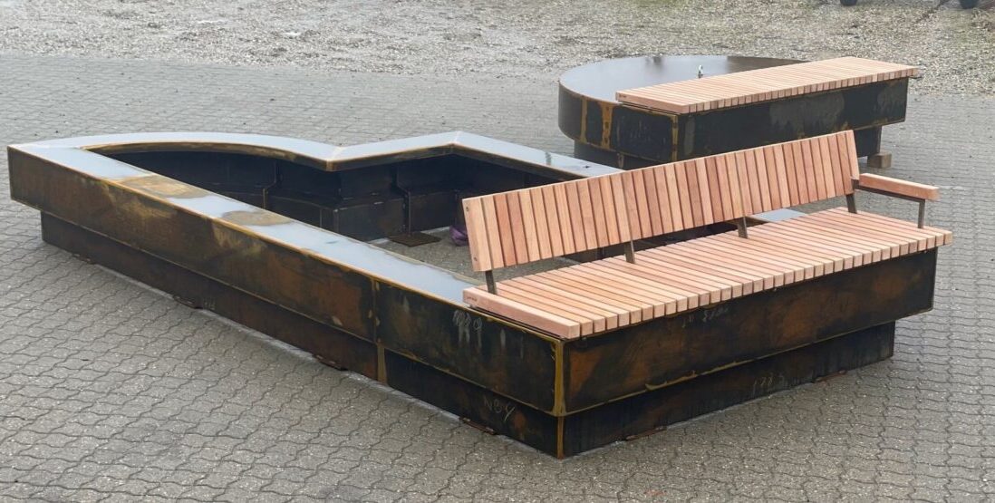Hillerød møbler, special corten bænk med mahogni sæder og ryg, blomsterbed i indercirkel