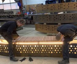 lang plint med LED lys og smukt unikt mønster på siderne og beklædt med mahogni planker