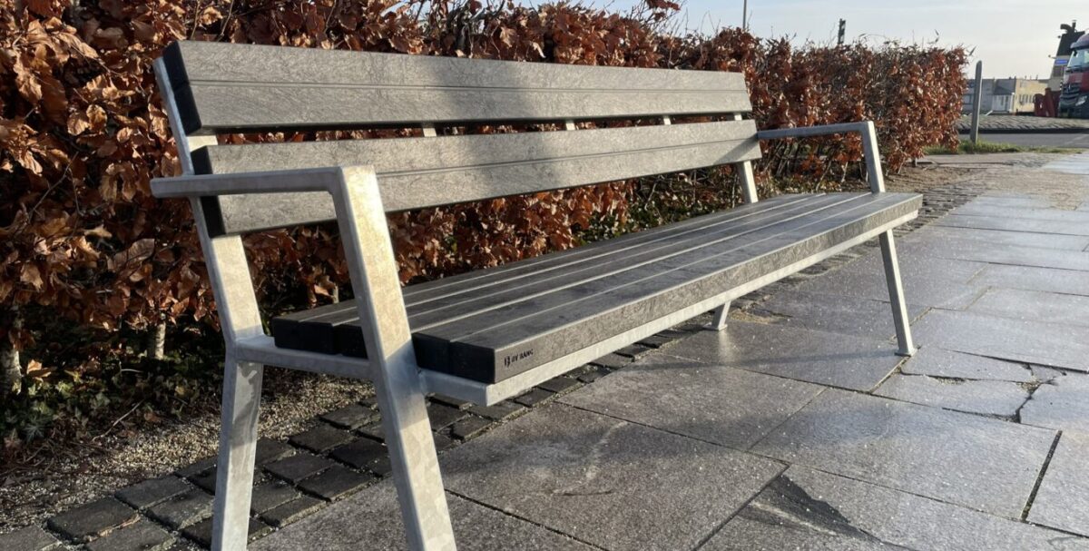 sedia bænk med genbrugsplast planker