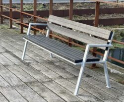 sedia bænk med genbrugsplast planker fra By Bang