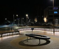 modulopbyggende plint med LED lys og smukt unikt mønster på siderne og beklædt med mahogni planker