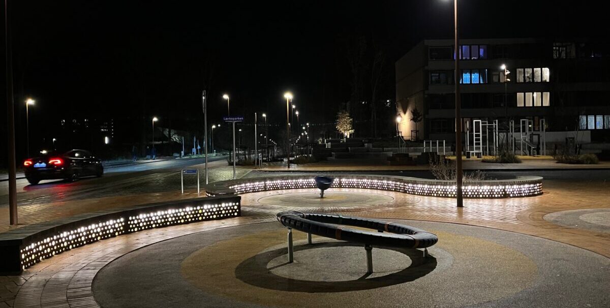 modulopbyggende plint med LED lys og smukt unikt mønster på siderne og beklædt med mahogni planker