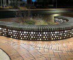 modulopbyggende plint med LED lys og smukt unikt mønster på siderne og beklædt med mahogni planker