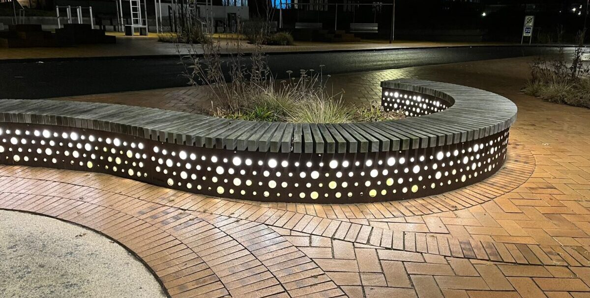 modulopbyggende plint med LED lys og smukt unikt mønster på siderne og beklædt med mahogni planker