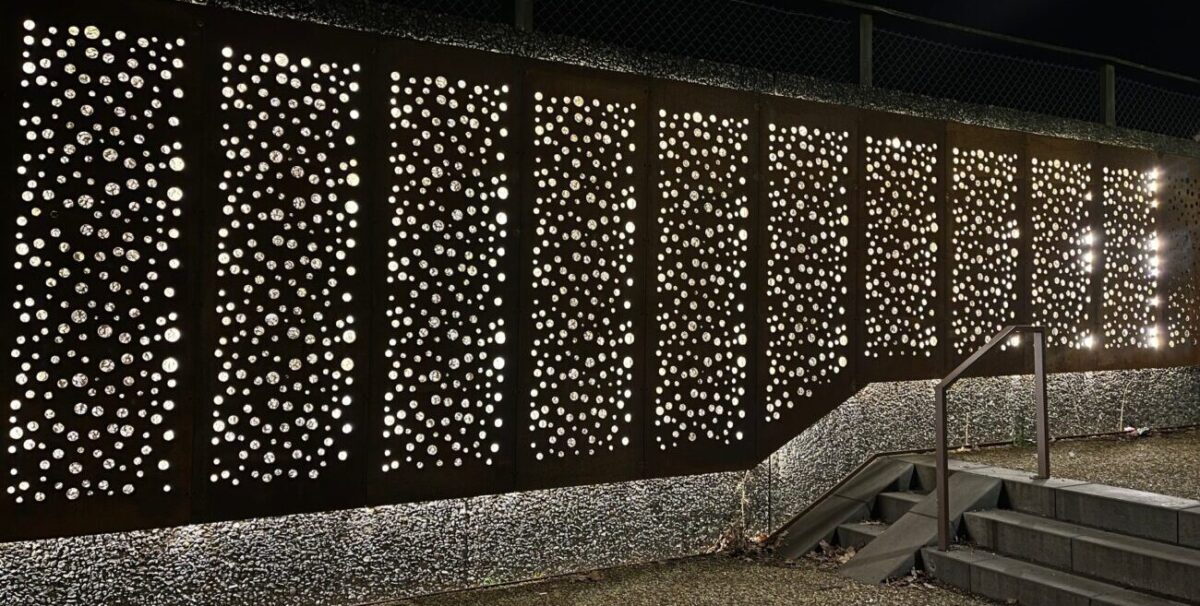 Corten Vægge med Hulmønster og Integreret Belysning. LED-belysning og specialprofiler, Unik Belysning og Levende Patina fra By Bang