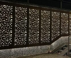 Corten Vægge med Hulmønster og Integreret Belysning. LED-belysning og specialprofiler, Unik Belysning og Levende Patina fra By Bang