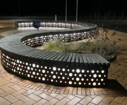 modulopbyggende plint med LED lys og smukt unikt mønster på siderne og beklædt med mahogni planker