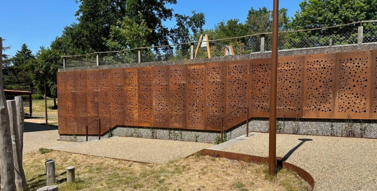 Corten Vægge med Hulmønster og Integreret Belysning.