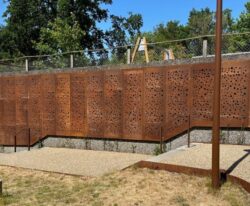 Corten Vægge med Hulmønster og Integreret Belysning.