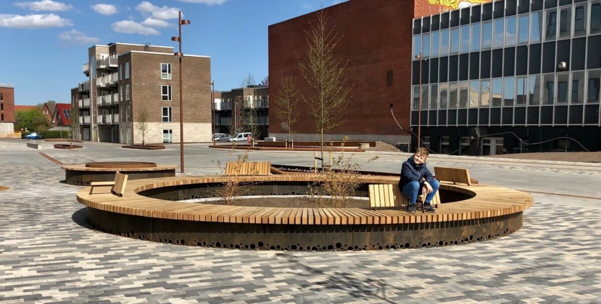 Enestående cirkelbænk i Cortenstål – en ny attraktion på Hærvejspladsen i Viborg, Corten cirkelbænk med ryg og afvanding og LED lysbånd samt 1 person