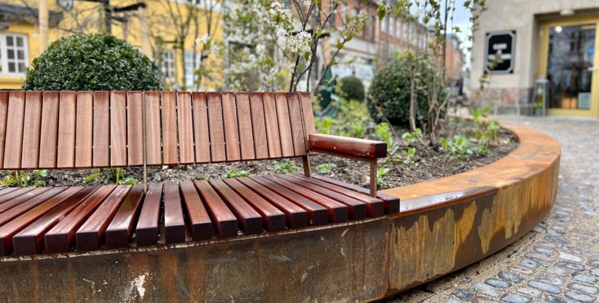 Hillerød møbler, corten bænk med mahogni sæder og ryg, blomsterbed i indercirkel
