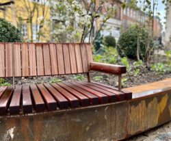 Hillerød møbler, corten bænk med mahogni sæder og ryg, blomsterbed i indercirkel