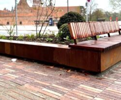 Hillerød møbler, special corten bænk med mahogni sæder og ryg, blomsterbed i indercirkel