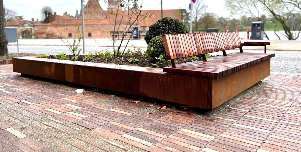 Hillerød møbler, special corten bænk med mahogni sæder og ryg, blomsterbed i indercirkel