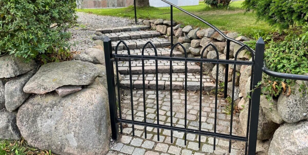 gammel stensætning ved Elev Kirke