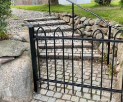 gammel stensætning ved Elev Kirke