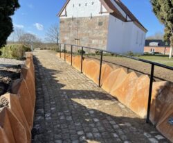 corten stensætning Stålkant i 5 mm cortenstål med 452 trekantede plader og integreret belysning – forener moderne design med historiske rammer.