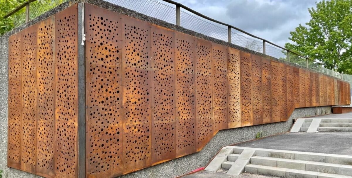 Corten Vægge med Hulmønster og Integreret Belysning. LED-belysning og specialprofiler, Unik Belysning og Levende Patina fra By Bang