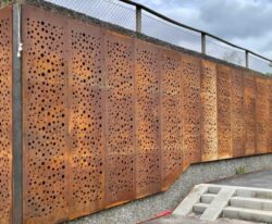 Corten Vægge med Hulmønster og Integreret Belysning. LED-belysning og specialprofiler, Unik Belysning og Levende Patina fra By Bang