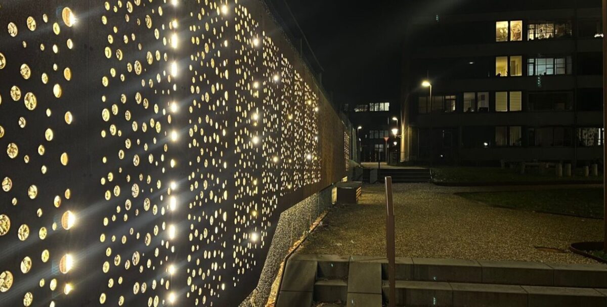 Corten Vægge med Hulmønster Unik Belysning og Levende Patina fra By Bang