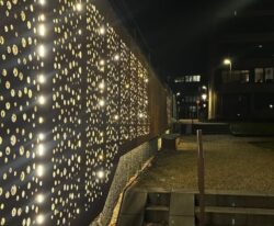 Corten Vægge med Hulmønster Unik Belysning og Levende Patina fra By Bang