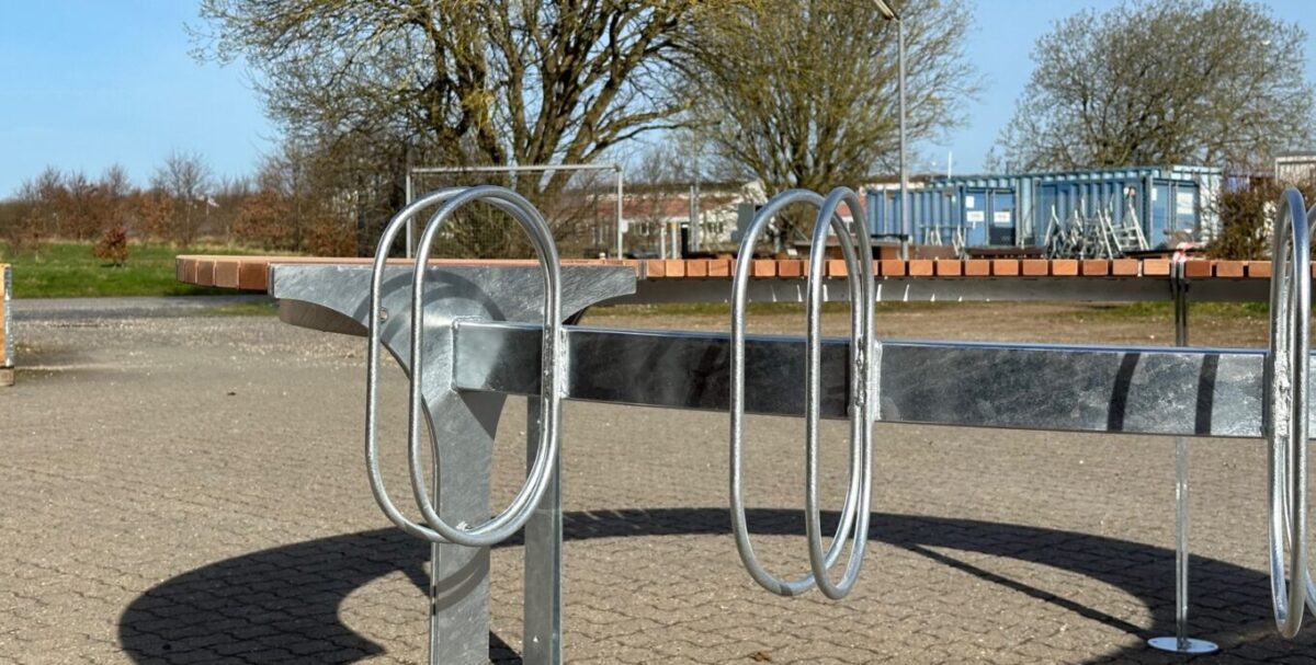 bici cykelbøjler på cirkelbænkl, cirkelplint med cykelparkering