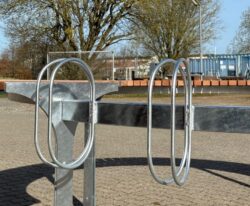 bici cykelbøjler på cirkelbænkl, cirkelplint med cykelparkering